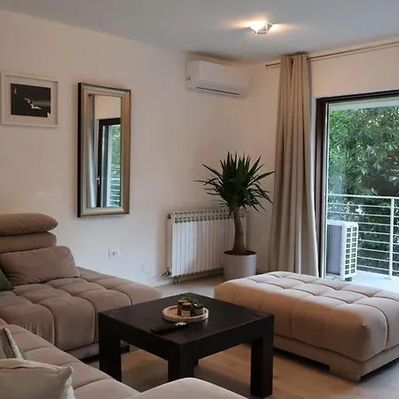 Bianco Deluxe Apartment
