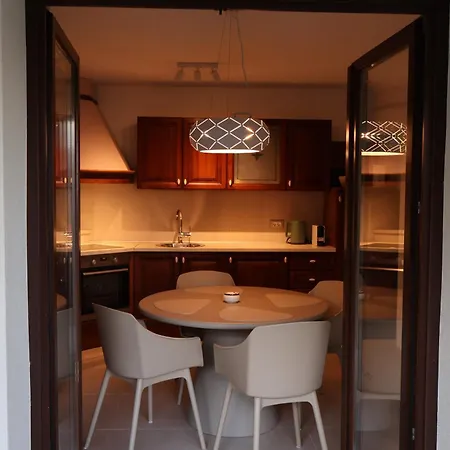 Bianco Deluxe Apartment *